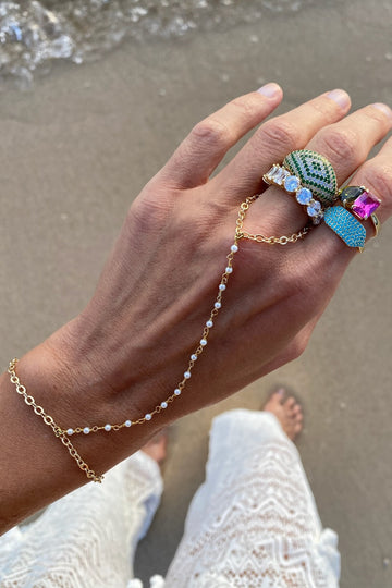TINY PEARL HANDCHAIN